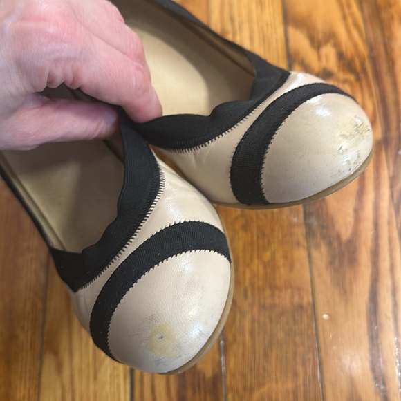 STUART WEITZMAN Cream and Black Elastic Trim Easily Round Pump, 6.5 - Picture 5 of 10